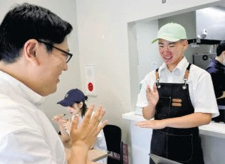 埼玉・川越で手話カフェ 聴覚障害の生徒が接客 聴力低下の埼玉りそな行員が企画