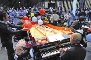 聴覚に障害あっても「音楽」に触れて見る…振動伝える風船を手に、高低伝える波形グラフで鑑賞「楽しめた」