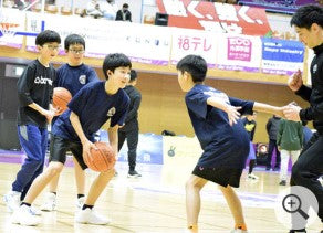 音や声に頼らずプレー 子どもたちがデフバスケ体験、須賀川