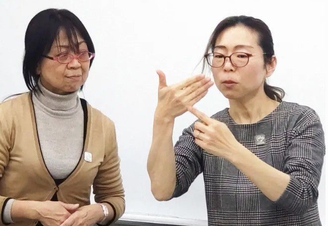 目の不自由な人が手話を体験 デフリンピック前に「違う世界触れた」