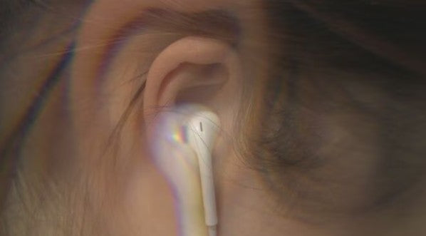 耳鳴りもサインの一つ…厚生労働省が聴力低下に警鐘 原因の一つ「イヤホン難聴」とは「高い音から聞こえが落ちていく」