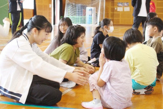 大分市神崎小で「手話狂言」ワークショップ 動物や食べ物…児童が身ぶり手ぶりで表現