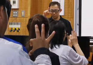 夜間中学で手話学ぶ授業 兵庫・姫路市立あかつき中