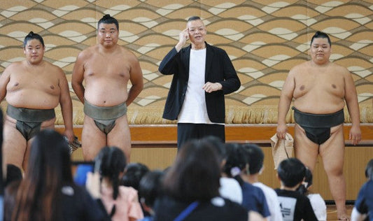 【大相撲】田子ノ浦親方、名古屋の千種聾学校を慰問 力士の登場に目を輝かせる子どもたちに、手話で「楽しく過ごしましょう」とあいさつ