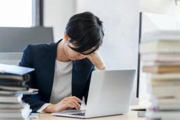 デスクワーク時に「めまい」が…重病のサイン? 専門医が説く意外な原因&改善すべきポイント
