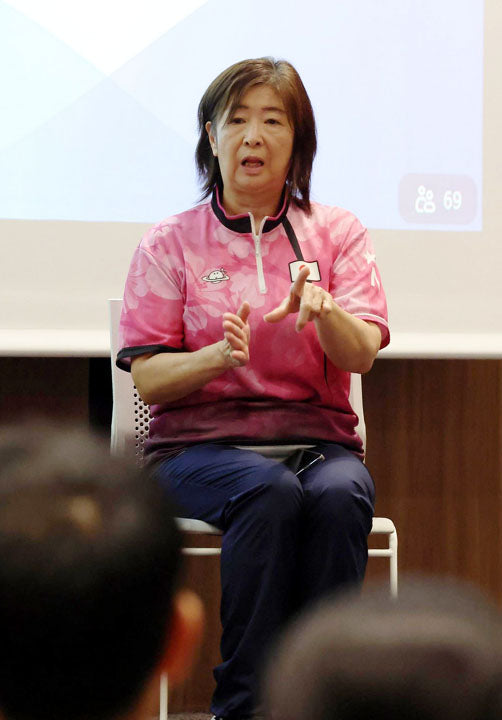 デフリンピック選手から聴覚障害者への接客学ぶ 広島銀HDが従業員向けに講座