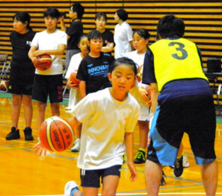 デフリンピックを知って 小学生らデフバスケ体験