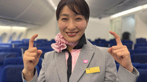 ANA、CAらの「手話バッジ」20年ぶり刷新 視認性高め分かりやすいデザインに