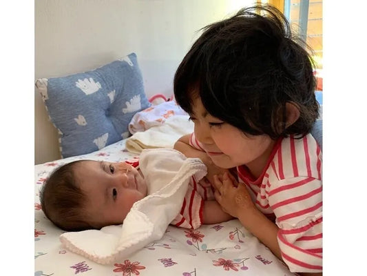 「なんでうちの子ばっかり⁉」治療法のない難病の2人の娘を育てる母。遺伝子検査を受けた後に妊娠した子にも難病があることがわかり…【体験談】
