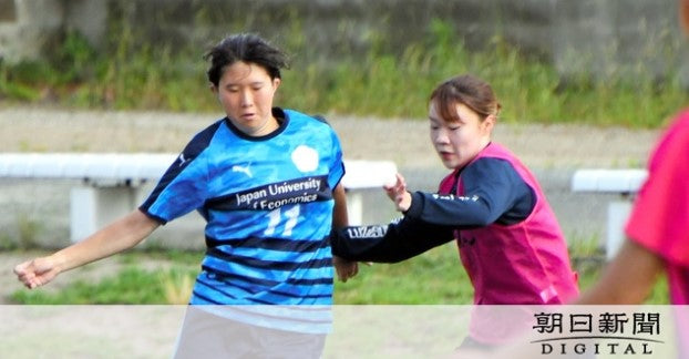 音なき世界を駆ける 聴覚障害の女子サッカー選手が挑む「三刀流」