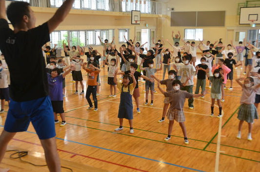 「大阪の人は東京の人より手話速い」手話エンタメ発信団が来校 手話体操で子どもの関心アップ