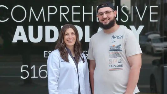 ニューヨークの聴覚専門医がワイデックス コミュニティ ギブバック デーに 21 歳の患者に新しい音の世界をプレゼント
