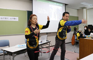 日本初の盲ろう者トライアスロン選手「サポートあれば、できることたくさん」 京都・亀岡で講演