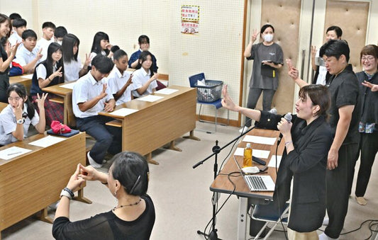 手話であいさつや自己紹介 ろう者にも「積極的に話しかけて」 美里工業高校で聴覚障がい学ぶ教室を開催