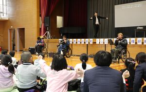 手話を使って踊る「サインダンス」、オリジナル楽曲に交えて披露 相手を思いやる大切さ学ぶ