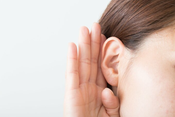 ドラマのセリフが聞き取れない、大勢で話すのが苦手…。聴力に問題なくても起こる「聞き取り困難症」の正体
