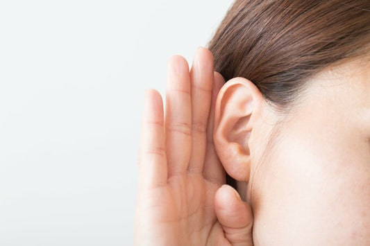 ドラマのセリフが聞き取れない、大勢で話すのが苦手…。聴力に問題なくても起こる「聞き取り困難症」の正体