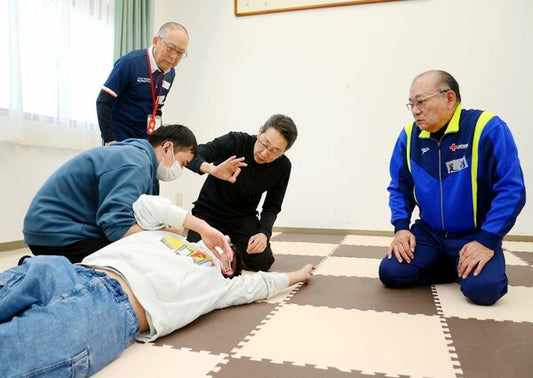 救急対応「人任せにしない」 聴覚障害者、手話通訳を介して講習 心肺蘇生法やAEDなど