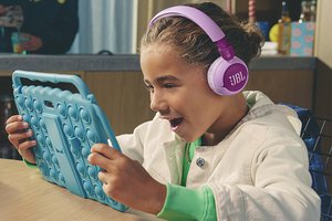 JBL、聴覚を守る子ども向けヘッドホン「Junior 320BT」「Junior 320」。ワイヤレスモデルは管理アプリに対応