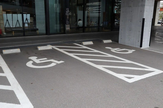 長崎県内施設の「おもいやり駐車場」 聴覚障害者も利用対象へ 新年度から、適正利用へ周知啓発も