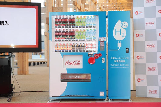 万博会場に世界初の自販機 化学反応で電気を生成する水素カートリッジ式発電