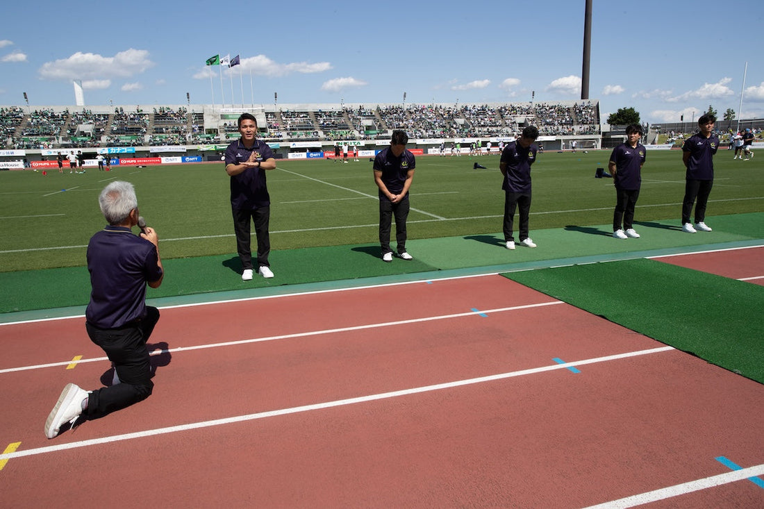 リーグワンKO前におこなわれた代表選手による挨拶。岸野主将が手話で呼びかけた（筆者撮影）