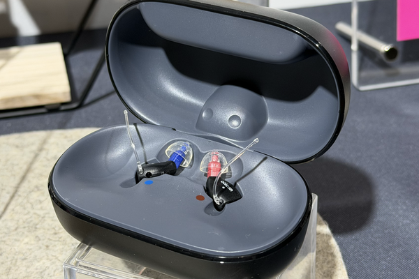 驚くほど小さいAI搭載補聴器「Zeal」耳型いらずで即日持ち帰り可能