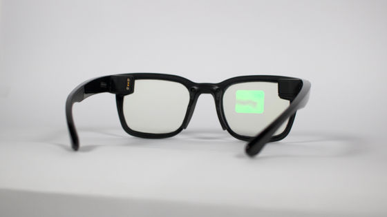ほぼリアルタイムで会話を文字起こししてレンズに映す聴覚障害者向けのスマートグラス「TranscribeGlass」、翻訳機能も付いて誰でも便利に使える