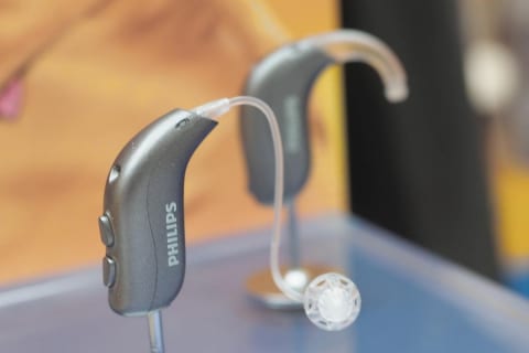 フィリップス、AI補聴器の低価格モデル。ガヤガヤしたカフェでも会話しやすい