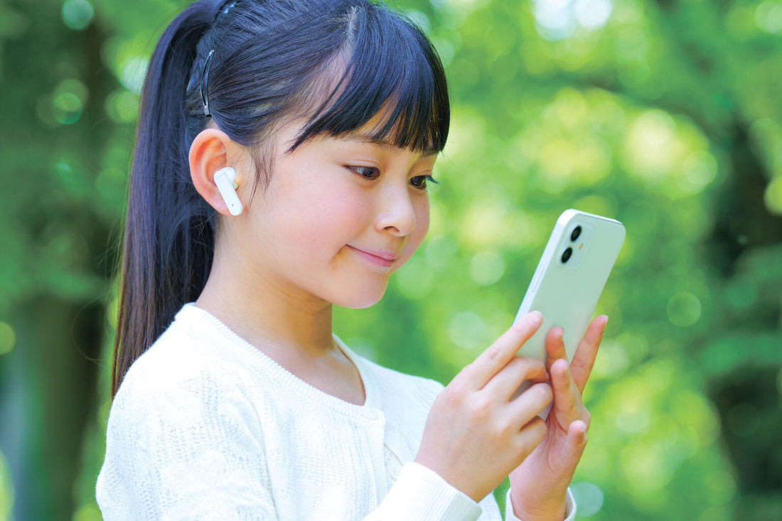イヤホンを使用する子どものイメージ