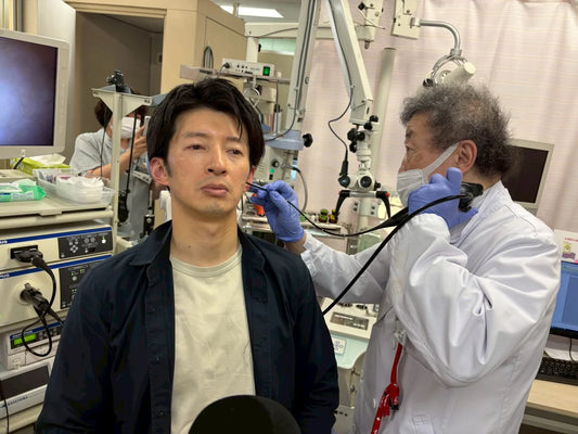 耳の中を診察する医師