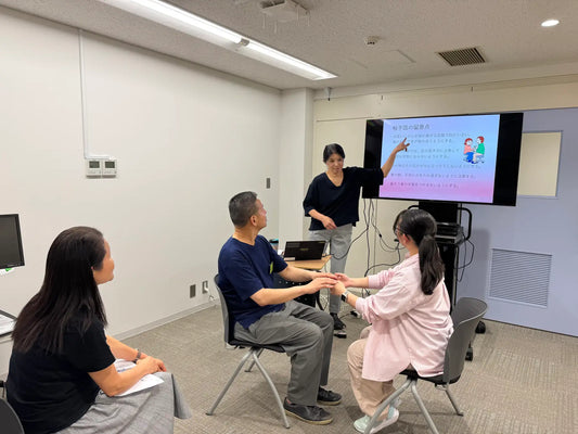 “暗闇”と“静寂”の世界に、「光」と「音」を届ける支援者に