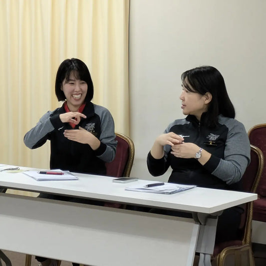 手話研修の一期生が誕生 接客現場での活用を推進