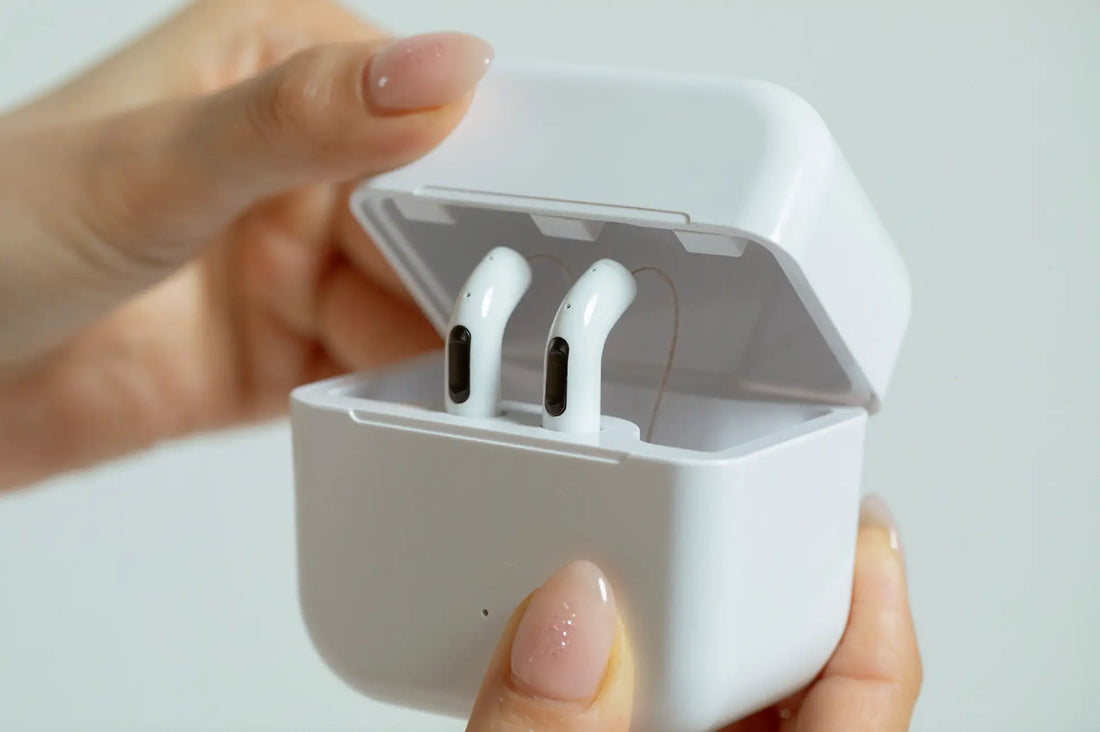 音楽イヤホンのような革新的デザインの補聴器が新登場。美しく楽しい、12色のカラーバリエーション。日本製耳かけ型補聴器