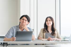 講義を受ける大学生