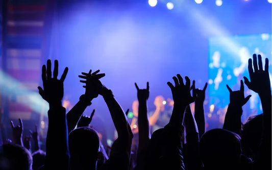 ヘッドフォンで音楽を聴いたりゲームをしたりすること: 10 億人を超える若者が難聴のリスクに直面しています。
