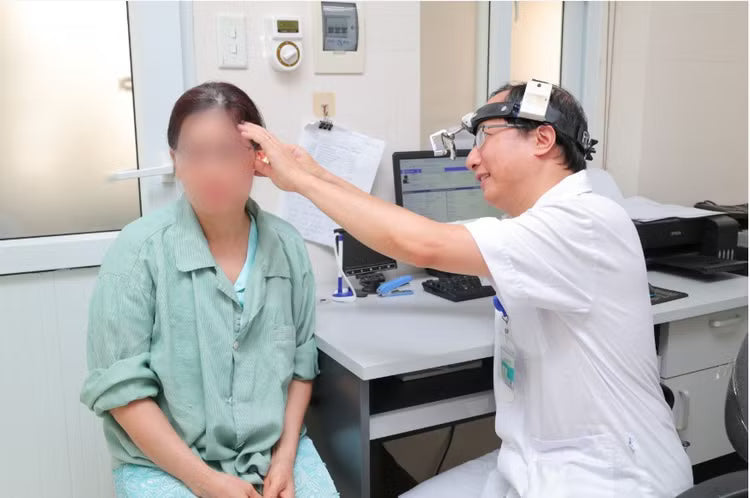 医師が耳硬化症の患者を診察している様子。写真提供：病院。