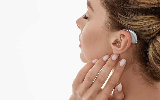 補聴器をつけた女性