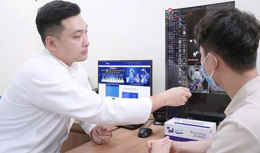医師が患者に検査結果を読み上げている。写真：病院提供。