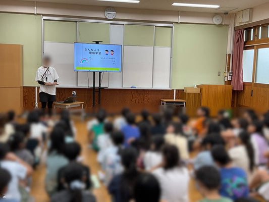 伝音難聴と感音難聴の説明を聞く児童