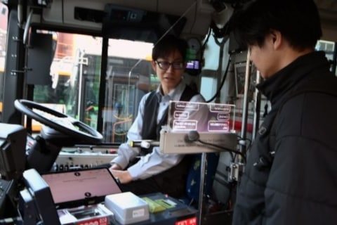 都営バスにAI翻訳透明ディスプレイ　浅草エリアで実証開始