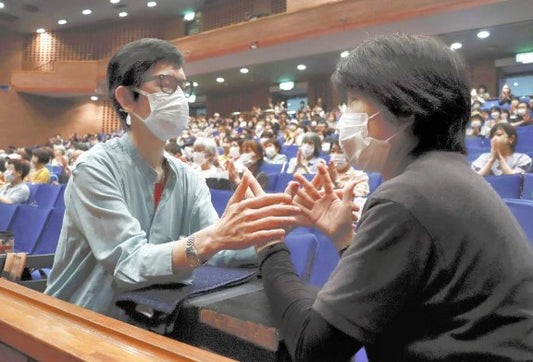 見えなくても聞こえなくても楽しめる上映会…指の形や手の動きで感じ取る「触手話」で鑑賞