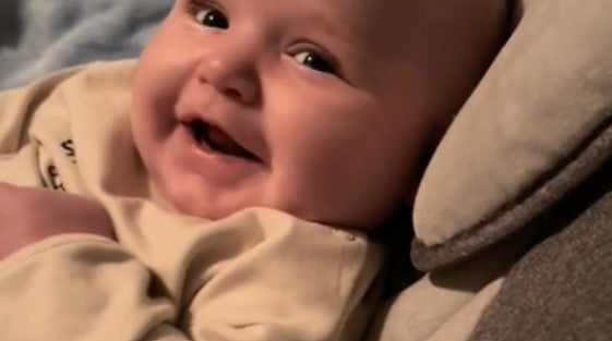 難聴の赤ちゃんが初めて母親の声を聞いた愛らしい瞬間を捉えた動画が話題に… 「泣きそうになりました」の声