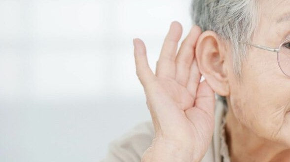 難聴を放置すると認知症になる可能性が上がる？！でも補聴器は高いのにうまく使えない…眼鏡との違いは？ 2024年06月06日 健康 介護 ニュース 難聴を放置すると認知症になる可能性が上がる？！でも補聴器は高いのにうまく使えない…眼鏡との違いは？