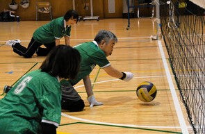 障害者も健常者も「ガチ」な勝負、ネット下を通すバレー　記者が体験
