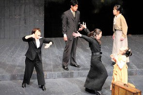 舞台の隅でじっと…せず、飛び回る手話通訳士　誰もが楽しめる芝居へ