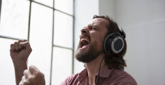 「耳鳴り」が続くのは「難聴」の前兆!?…若者こそ気を付けるべき身近に潜む難聴の「リスク」