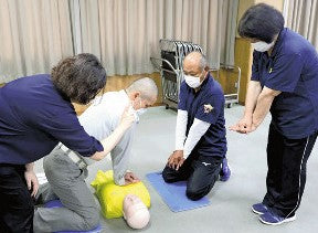 応急手当て手話で学んで…聴覚障害者に「普及員」資格の講習、消防署が実施