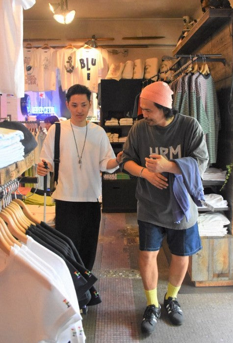 記者が視覚障害者と一緒に洋服店に行ってみてわかったこと