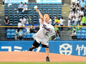 「村上のように、石川のようにという思いが」　難病の7歳が始球式